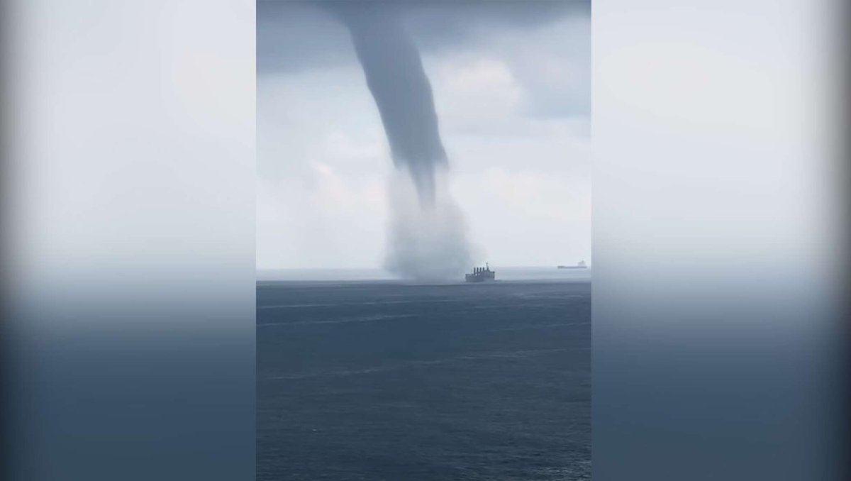 Водяной смерч попал корабль