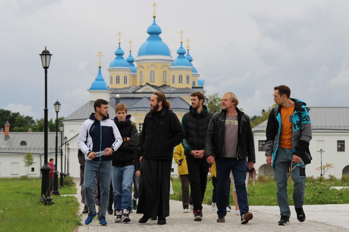 Экскурсоводы острова Коневец