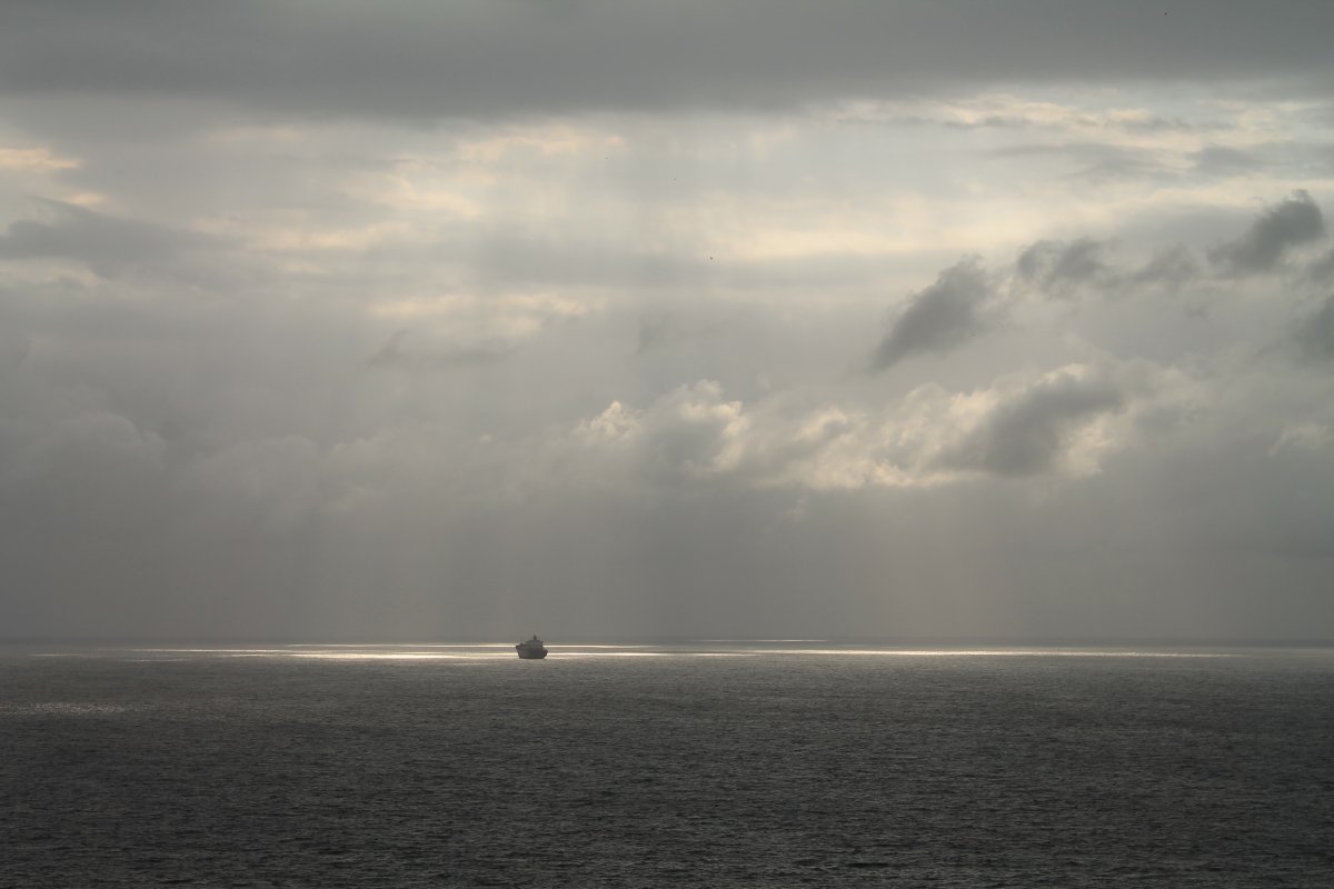 Серые облака над морем
