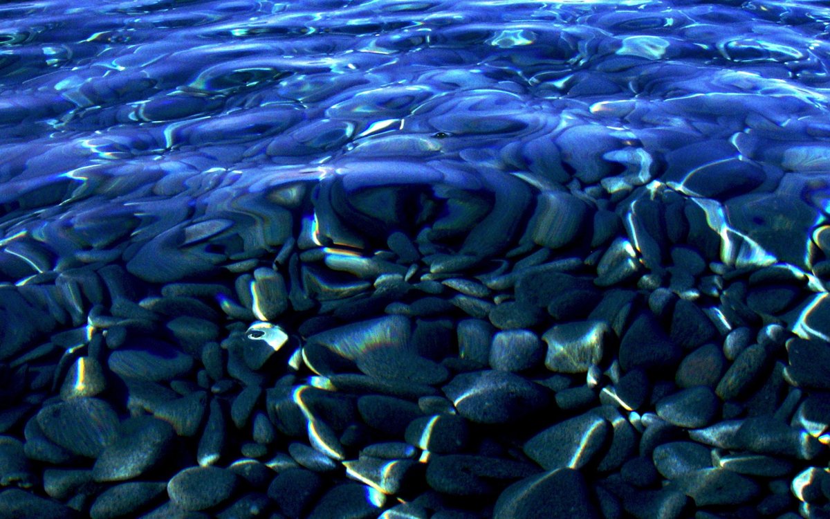 Голубая прозрачная вода