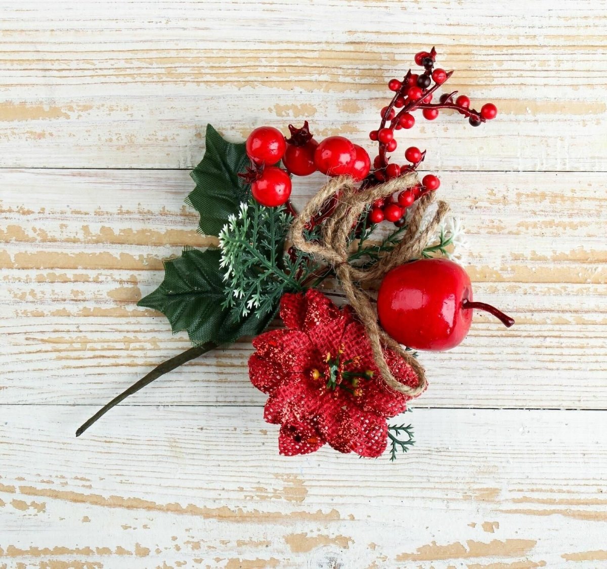 Новогодний цветок с ягодами