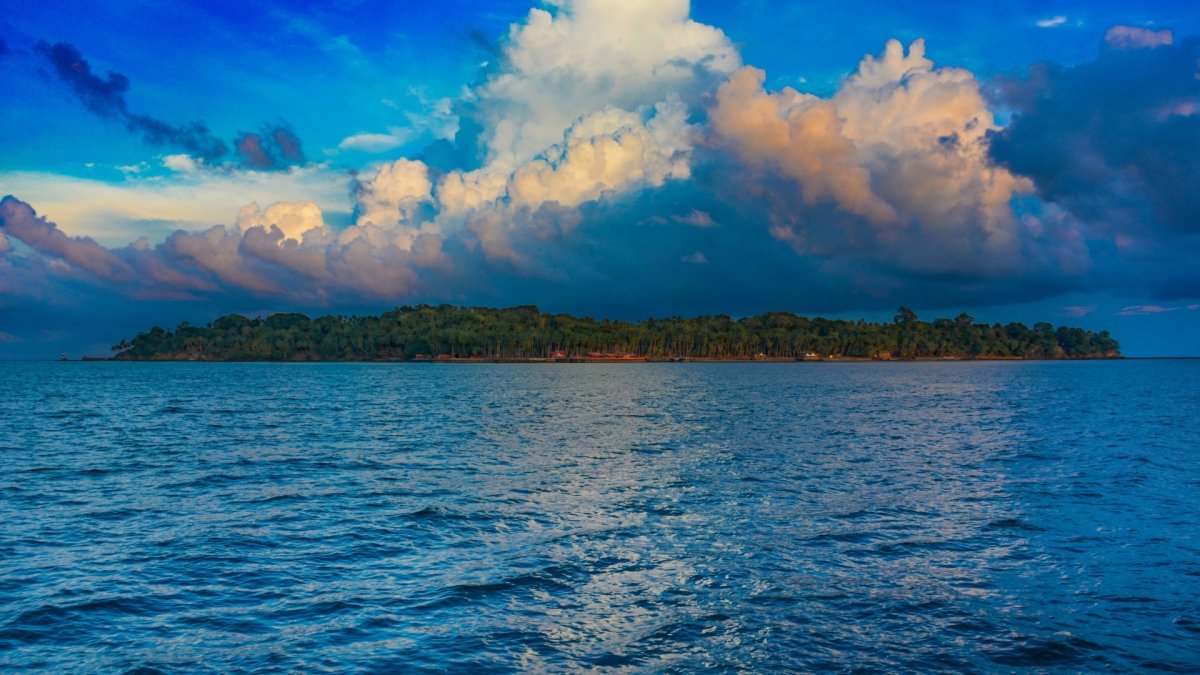 Море остров облака