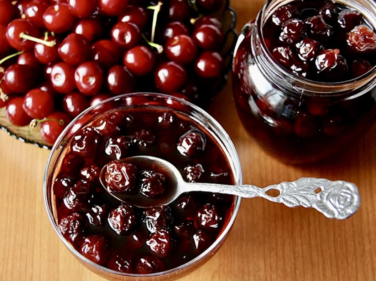 Вишнёвое варенье с косточками