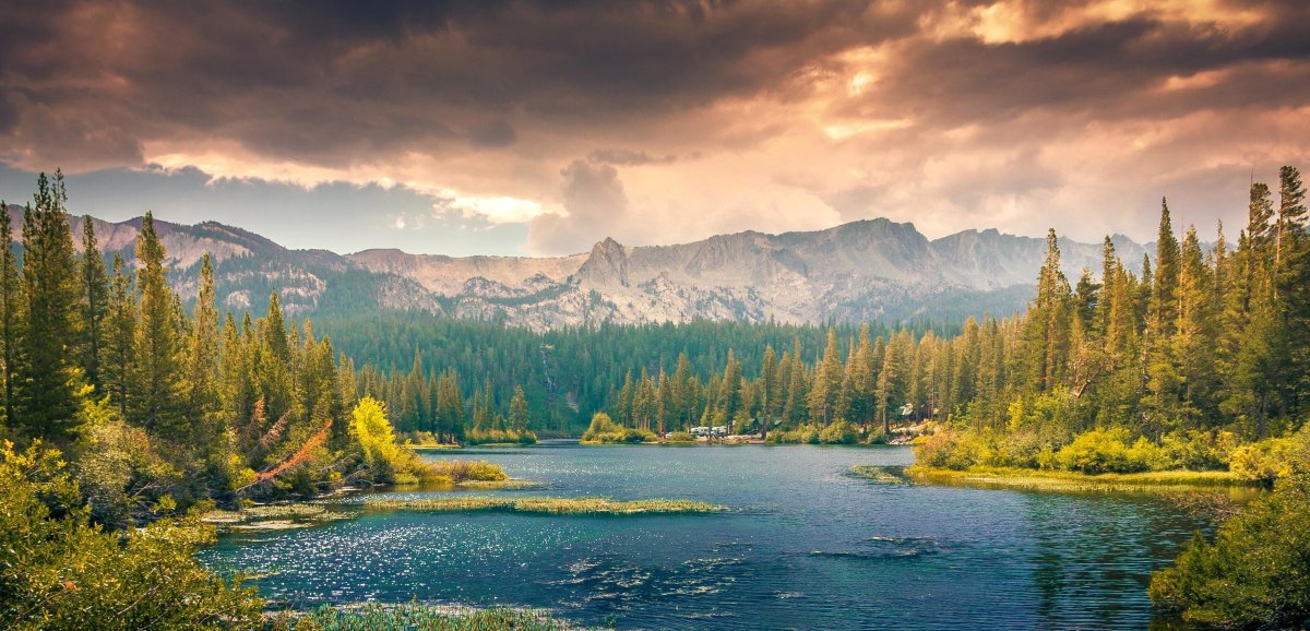 Пейзаж горы озеро панорама