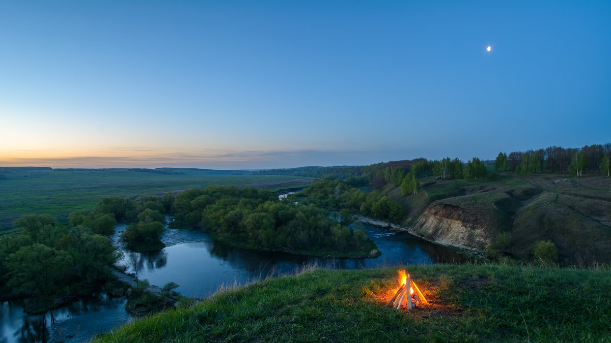Костер на берегу реки