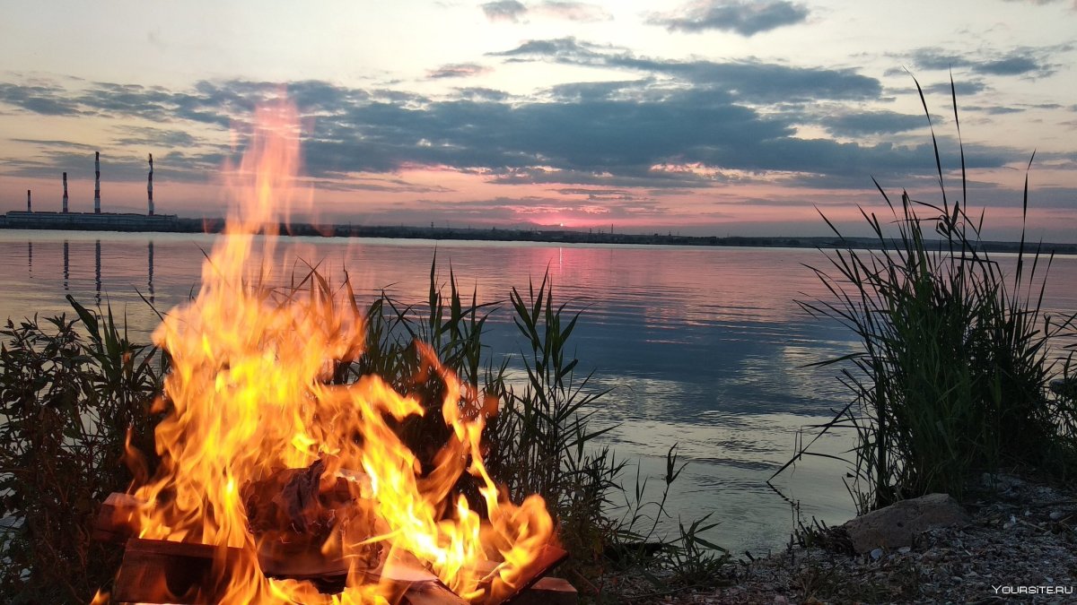 Костер на берегу озера