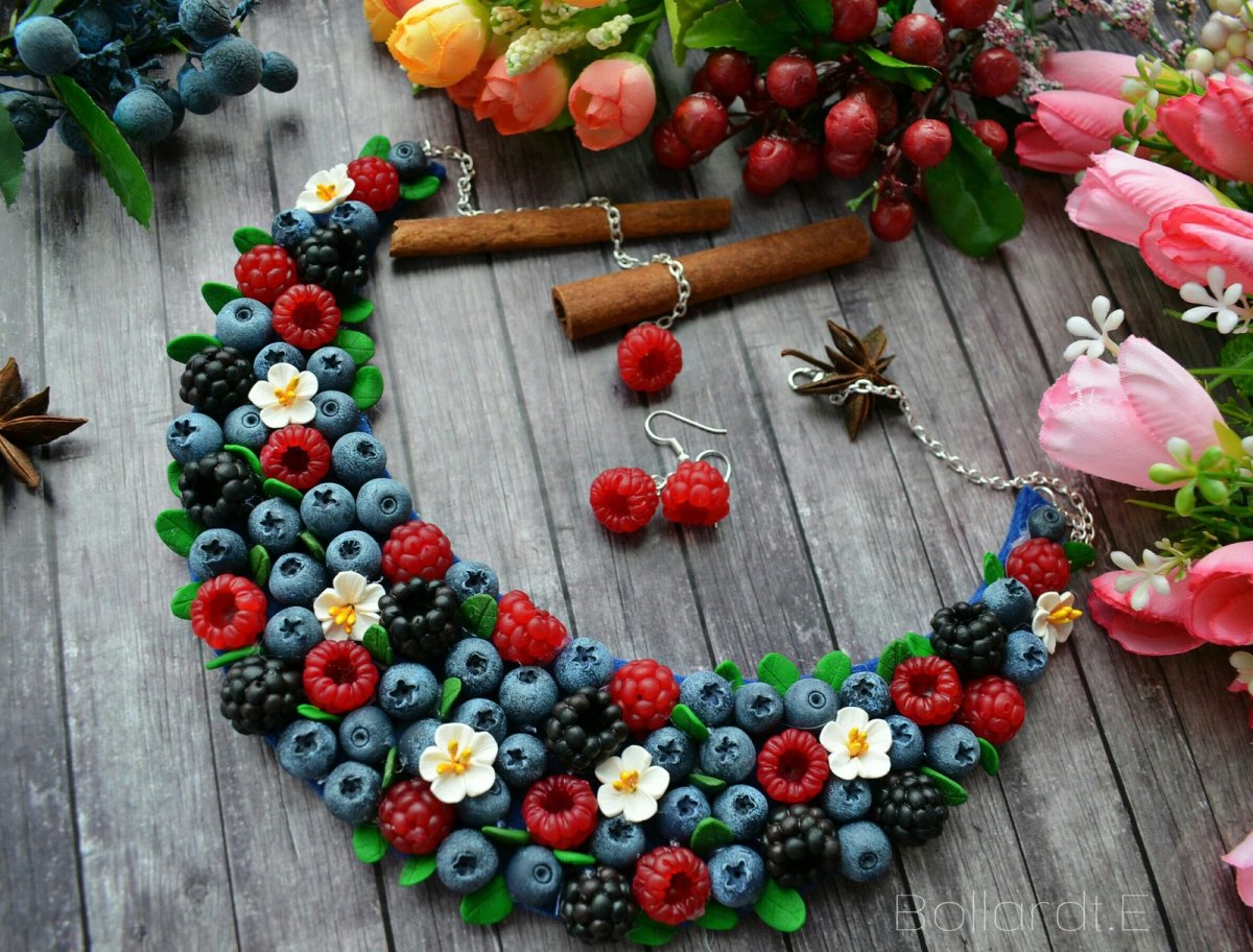 Украшения из ягод