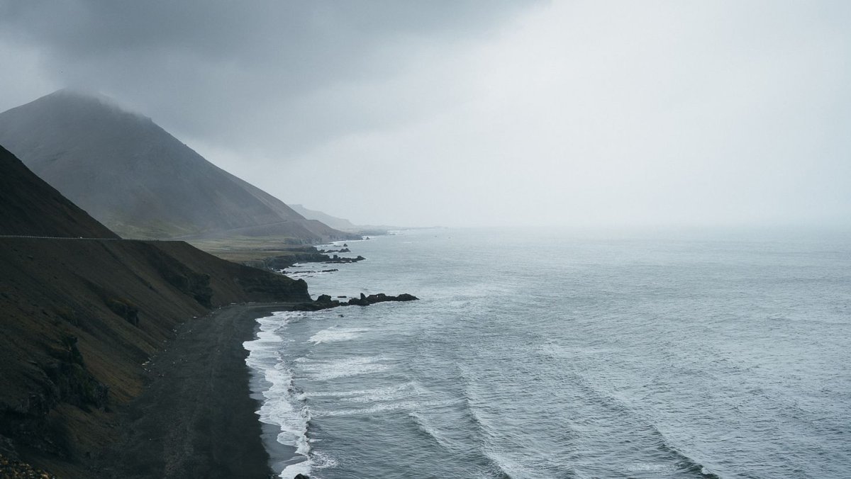 Море горы пасмурно