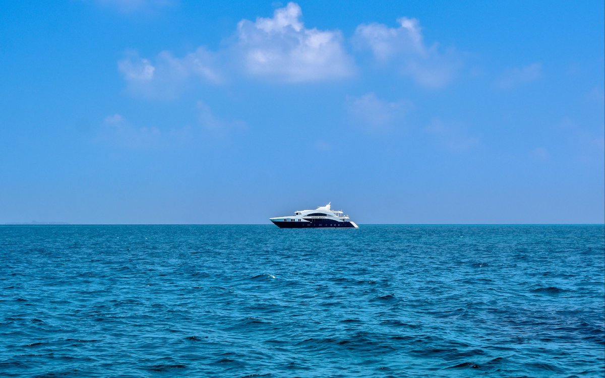 Море корабль вдали