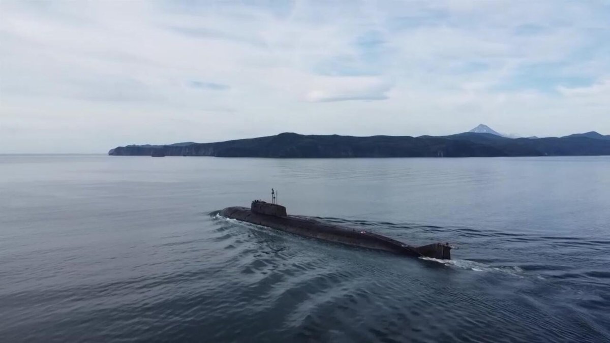Боевой корабль Тихоокеанского флота с шарами