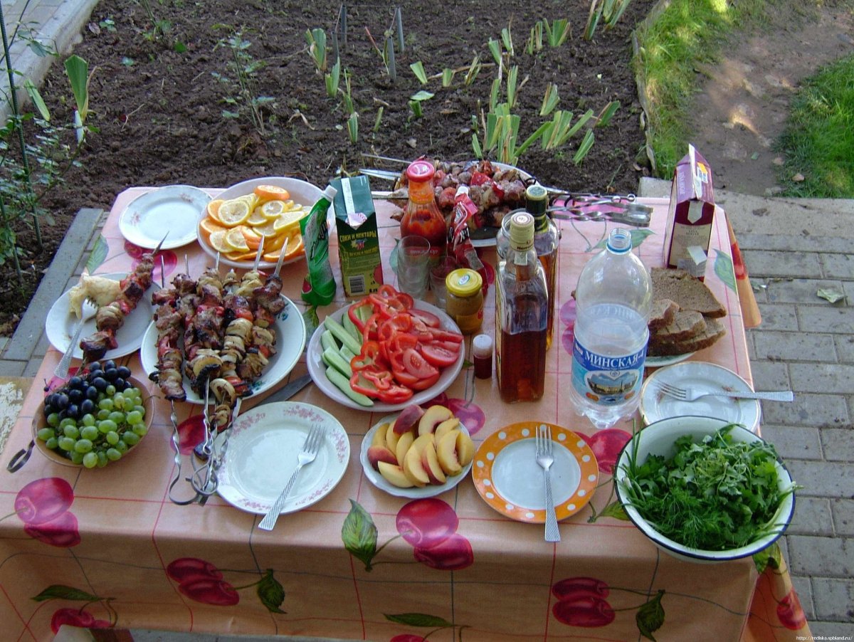 Стол на природе с шашлыками