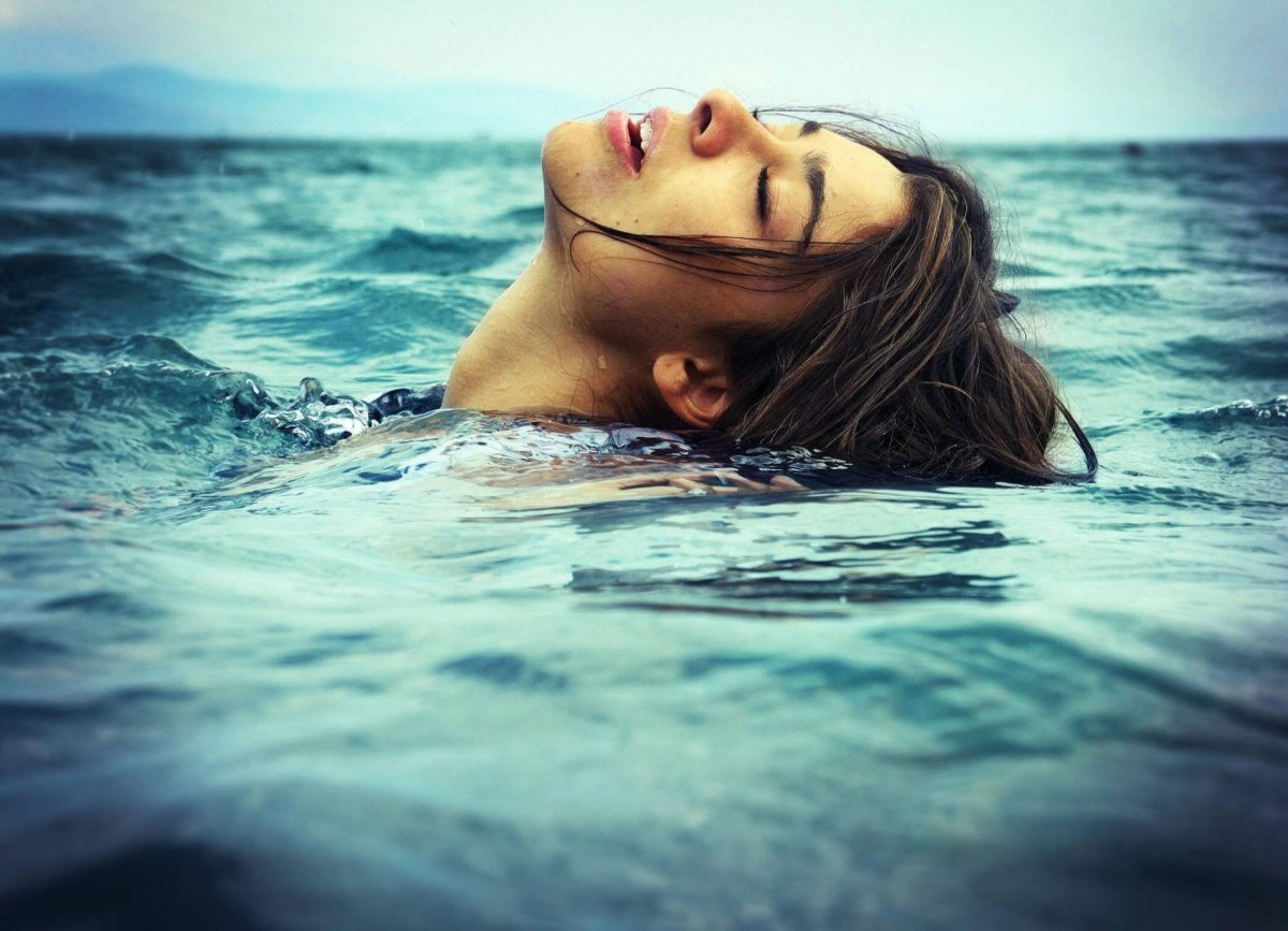 Человек выныривает из воды