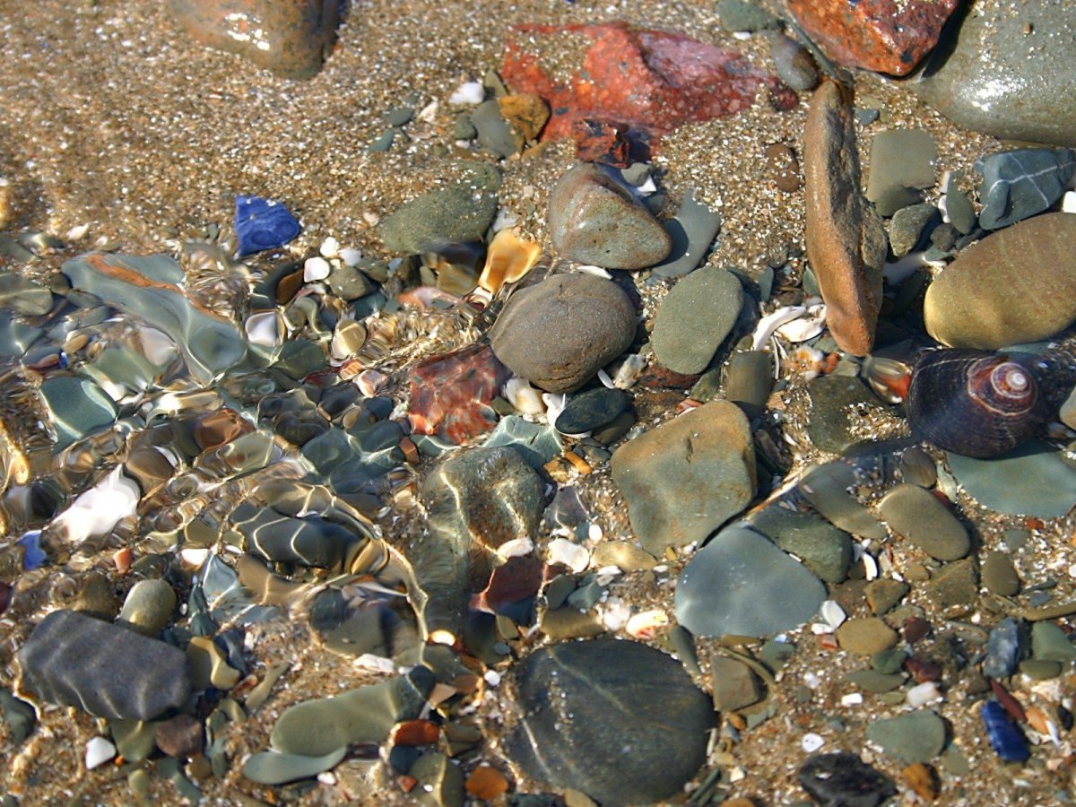 Камни в прозрачной воде