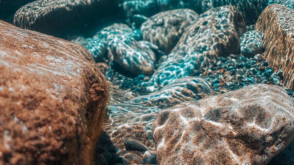 Камни на дне моря