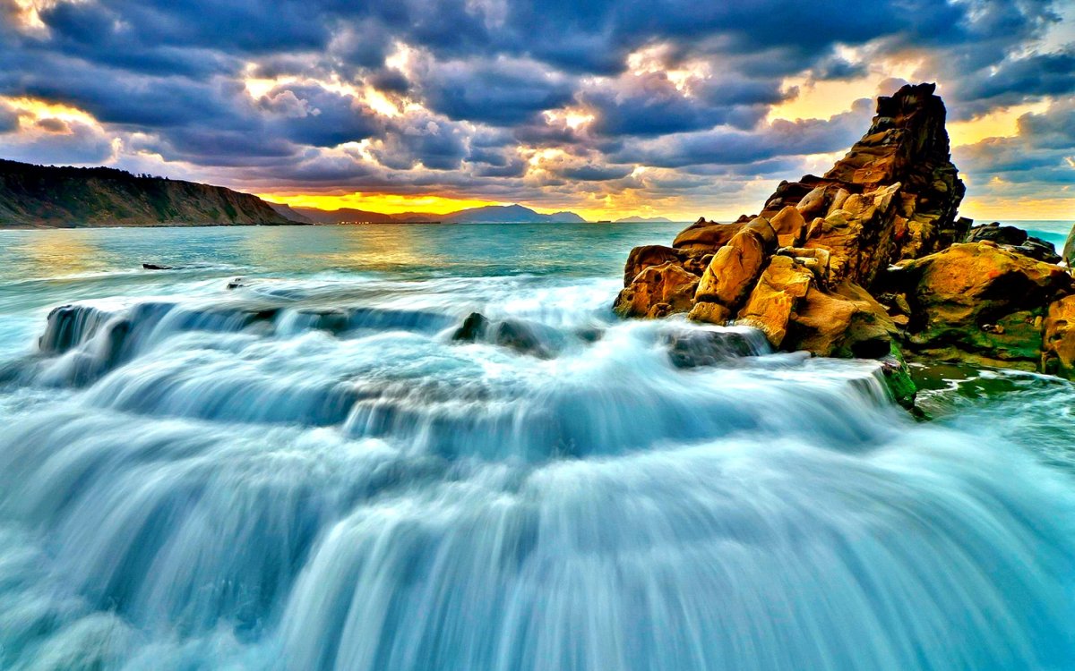 Водопад в море