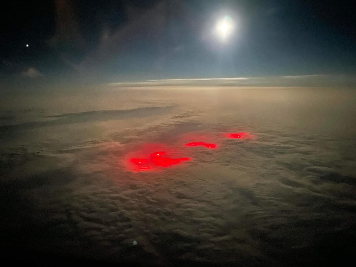Красное свечение в тихом океане