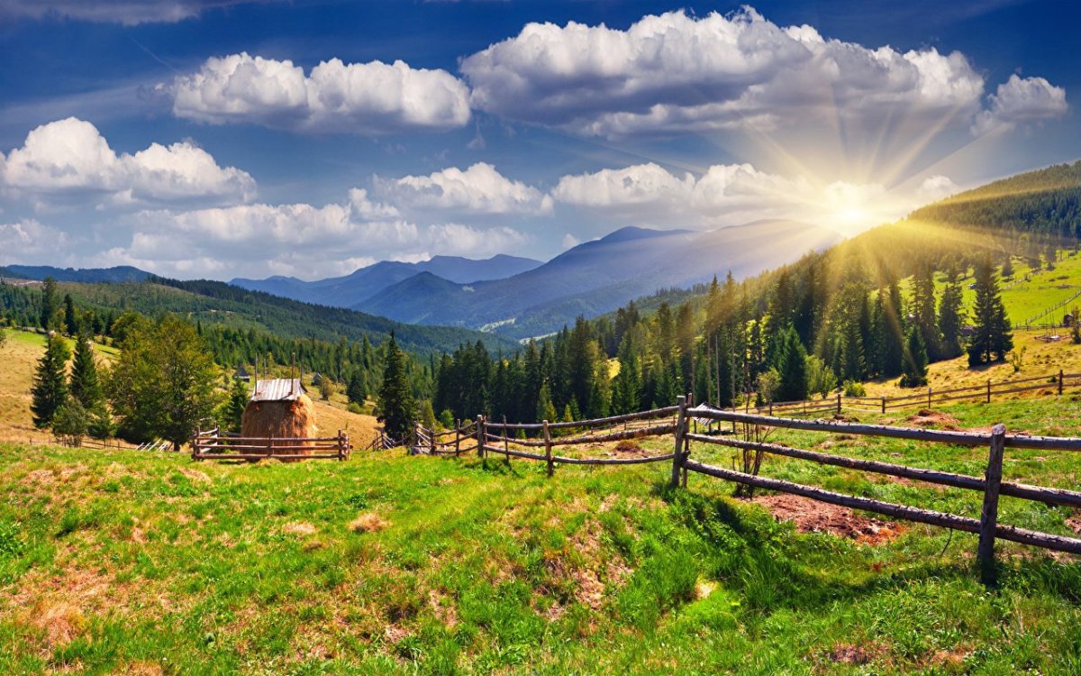 Пейзаж горы деревня Алтай