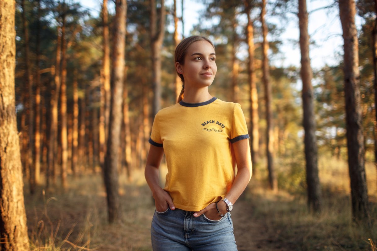 Девушка в лесу в майке