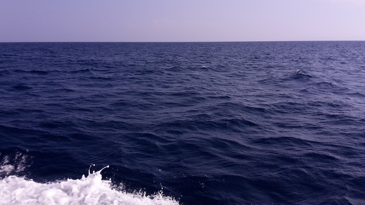 Темно синее море