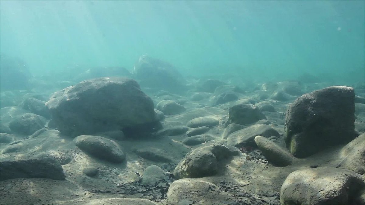 Камни под водой