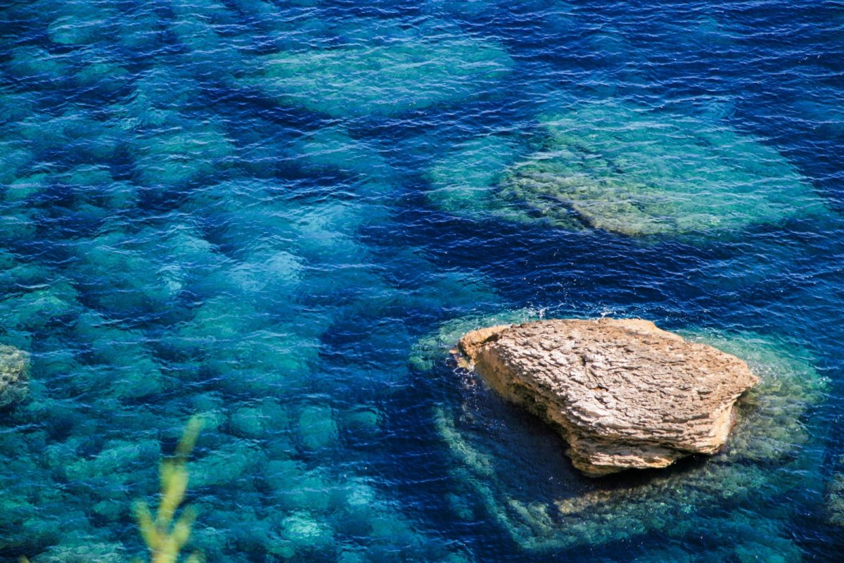 Прозрачная вода море
