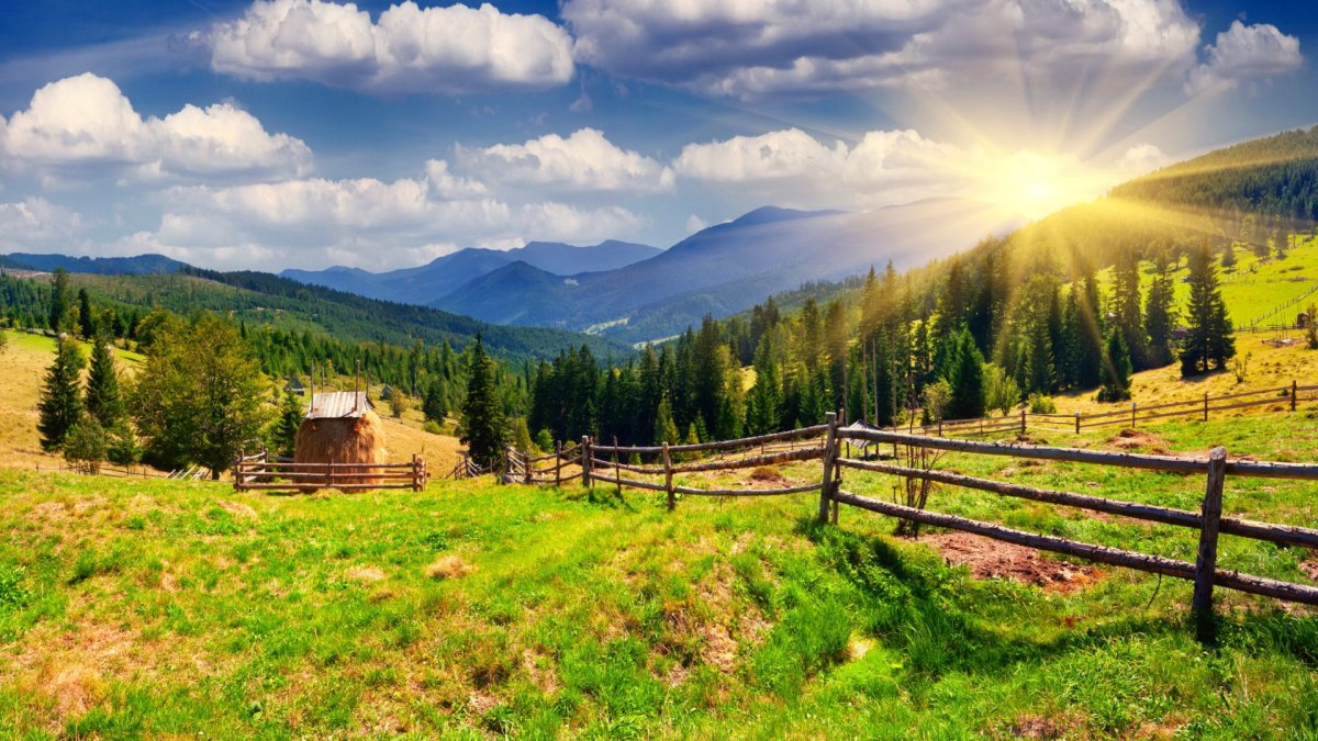 Пейзаж горы деревня Алтай