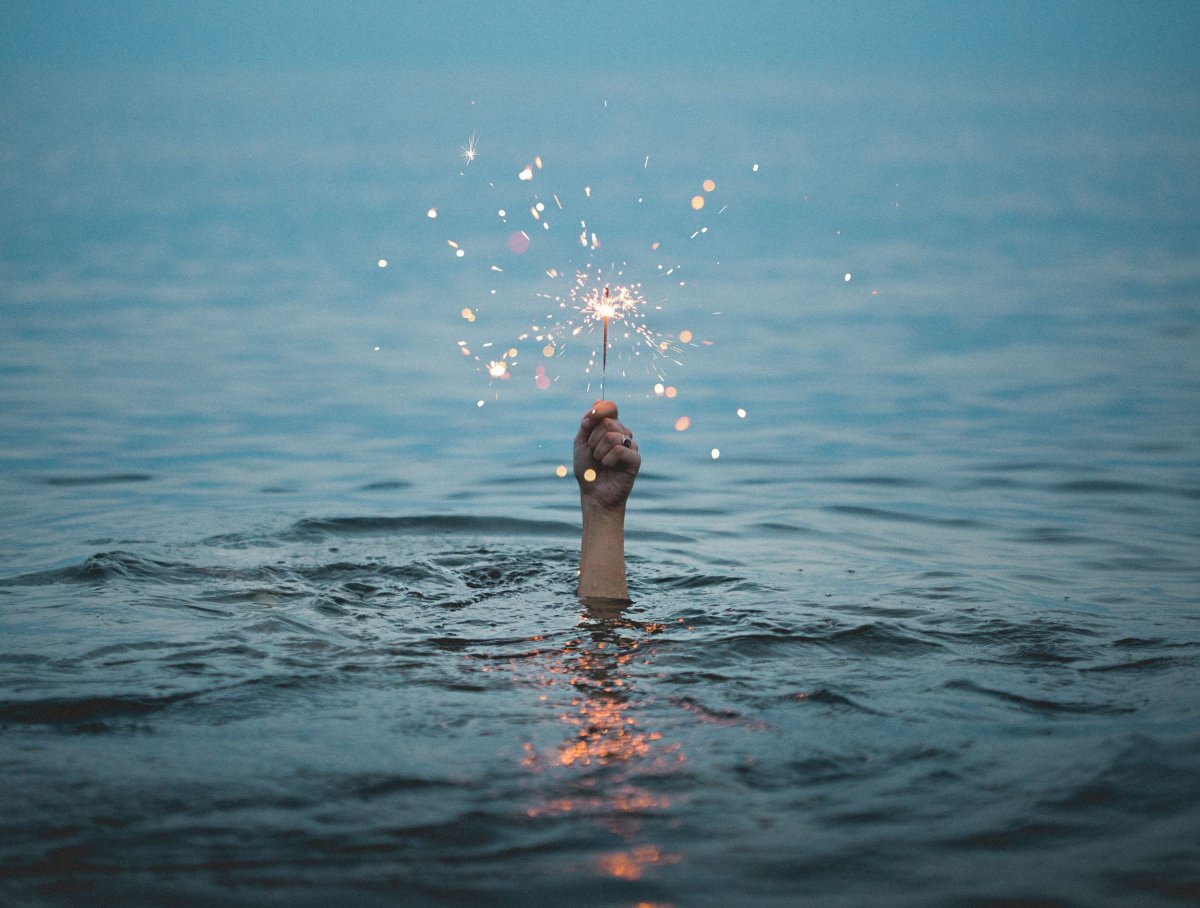 Рука торчит из воды