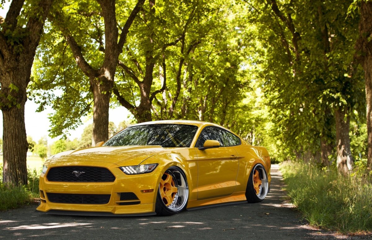 Ford Mustang желтый