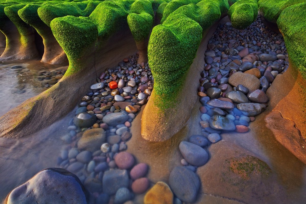 Красивые камни в воде
