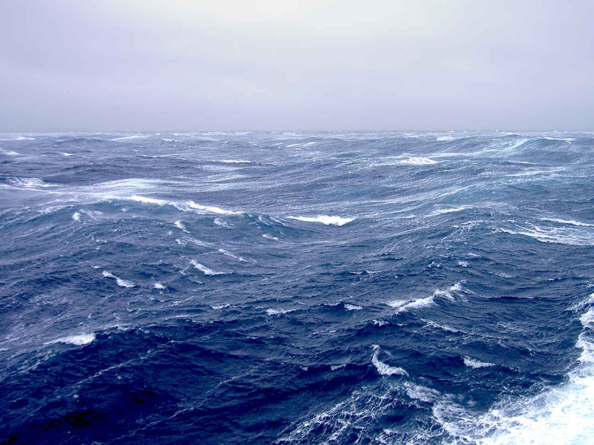 Гренландское море волны корабль