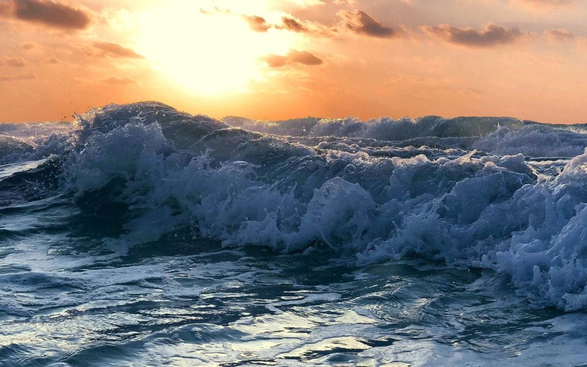 Черное море волны