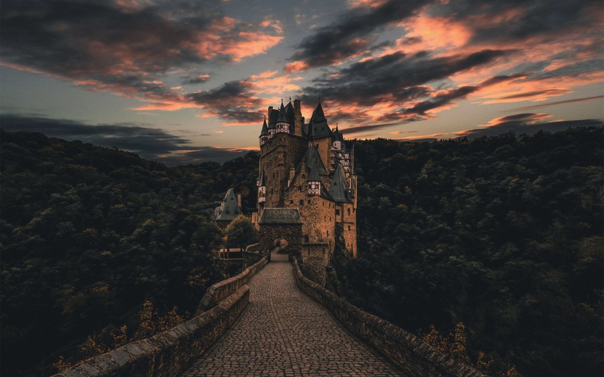 Замок Эльц Германия в тумане