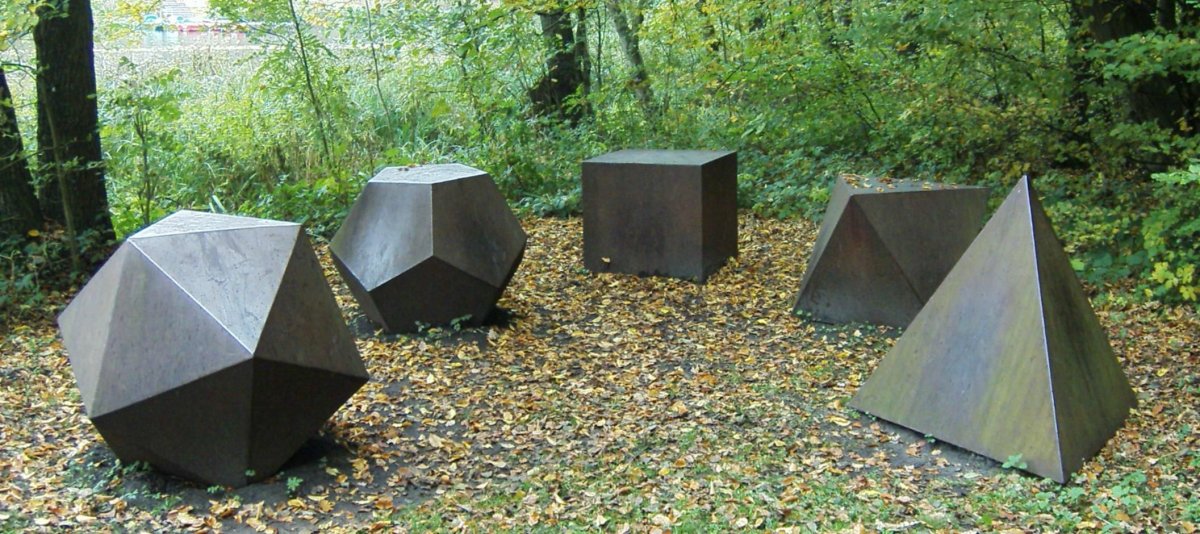 Памятник правильным многогранникам в Германии