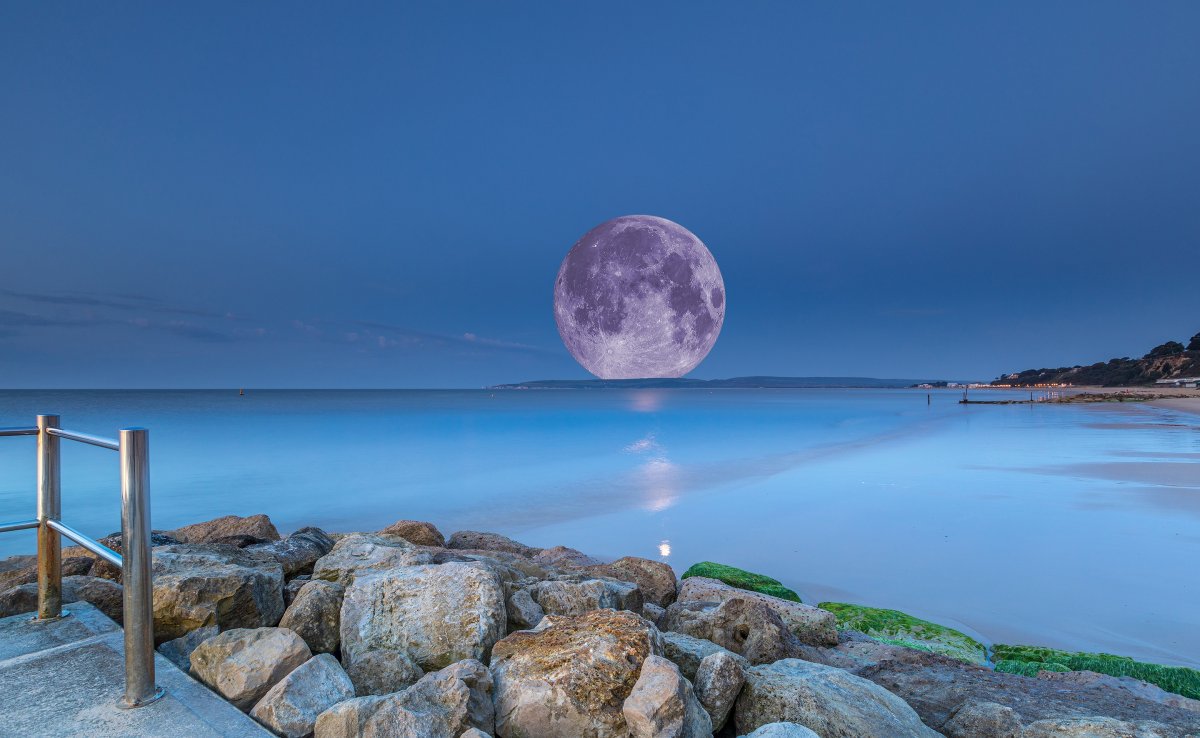 Луна над морем