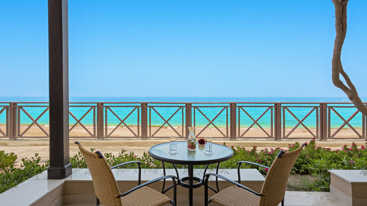 Miramar al Aqah Beach Resort море
