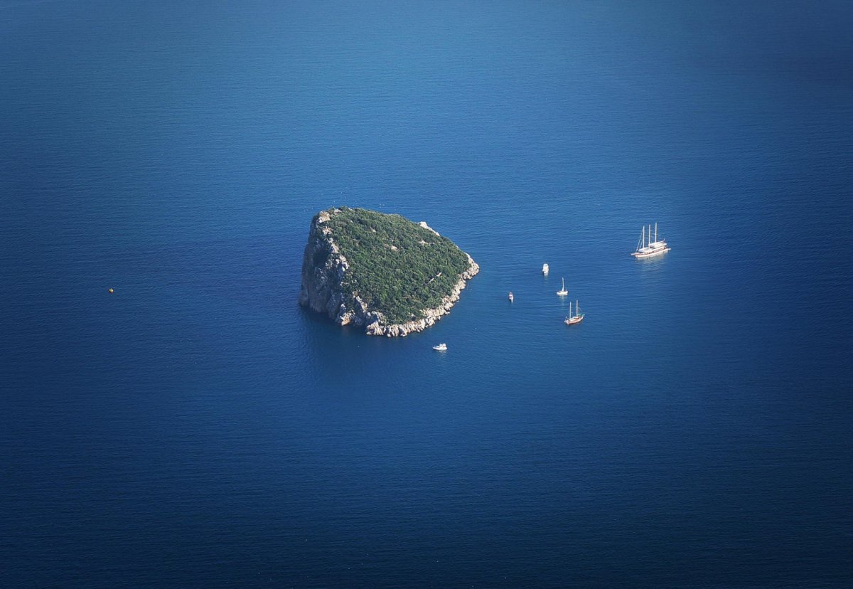 Маленький остров в море