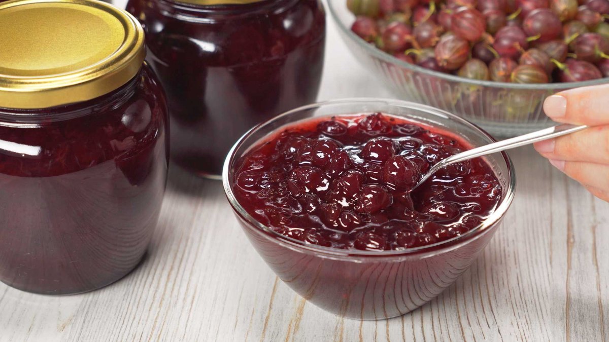 Варенье из крыжовника с вишневыми листьями