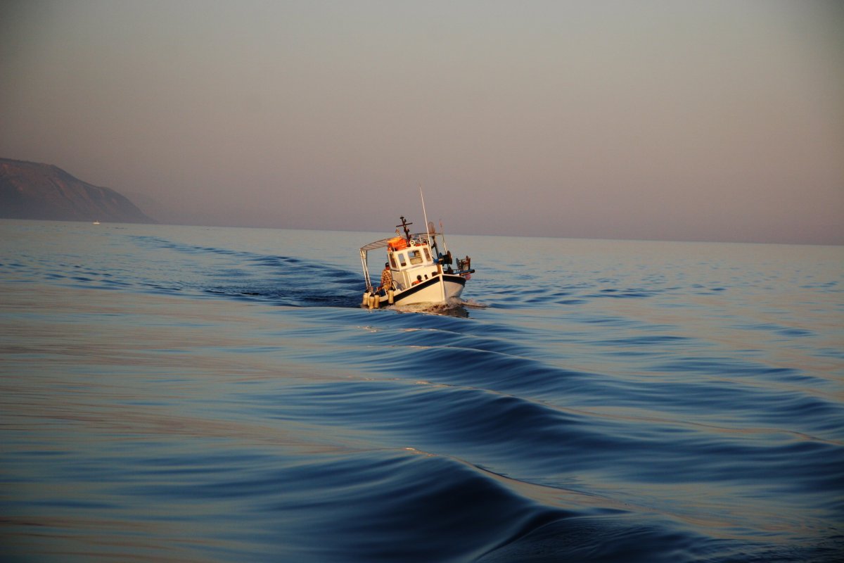 Маленький корабль в море