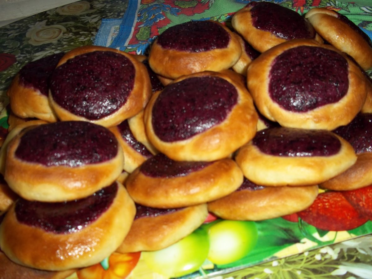 Ватрушка с черной смородиной