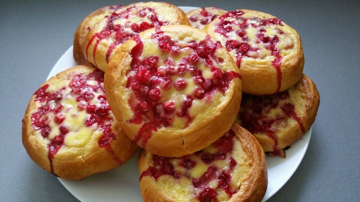 Ватрушки с пареной брусникой