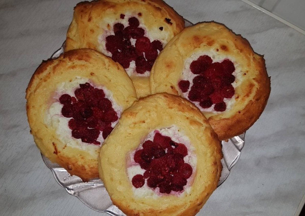 Ватрушка с творогом и ягодами