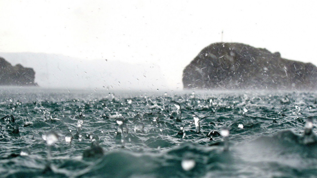 Ливень на море