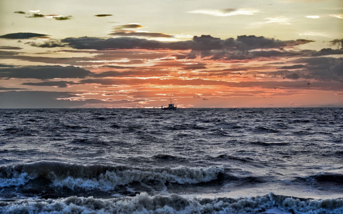 Закат в открытом море