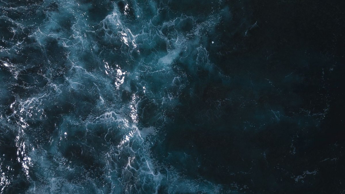 Темное море вид сверху