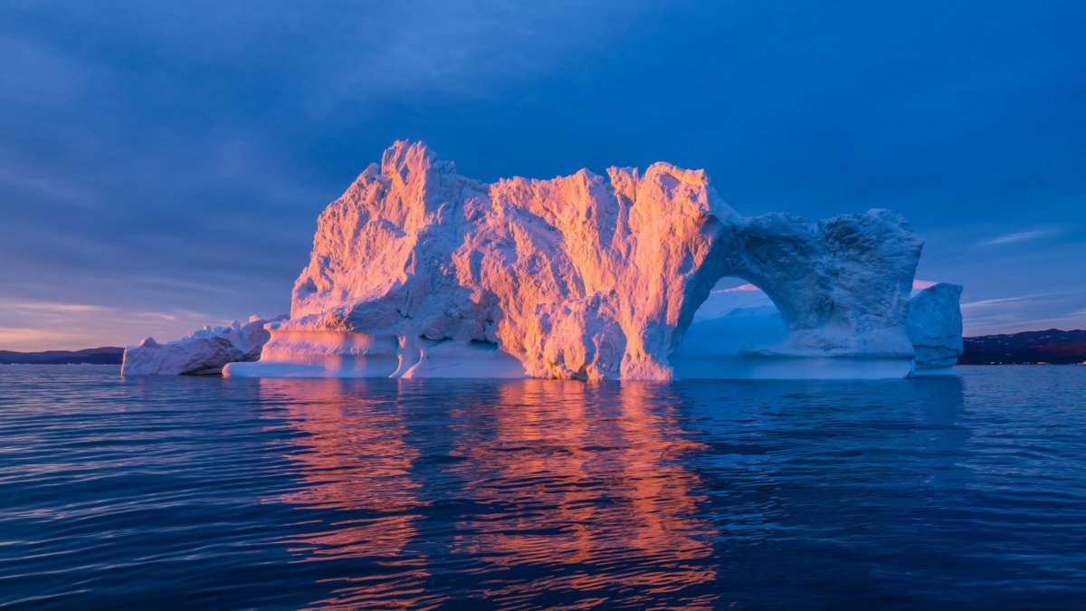 Айсберг в черном море