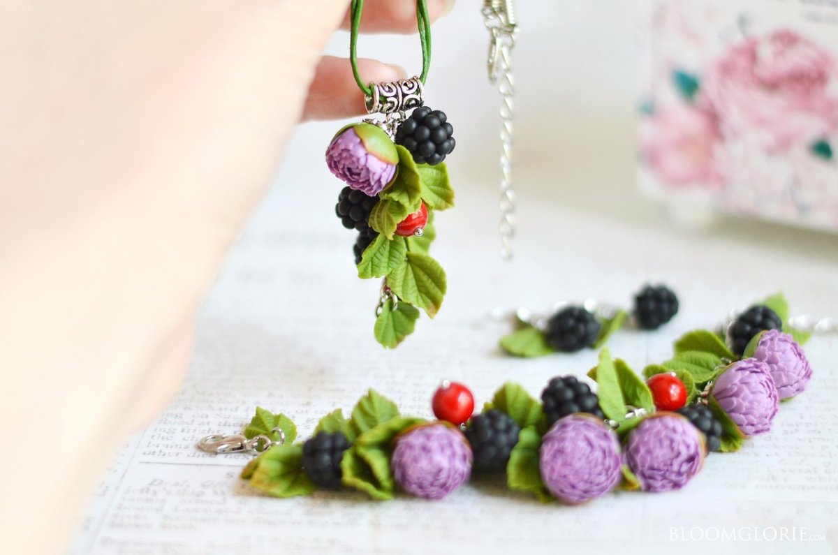 Кулон с крыжовником из полимерной глины