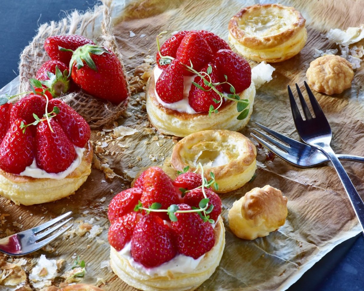 Пирожное с клубникой