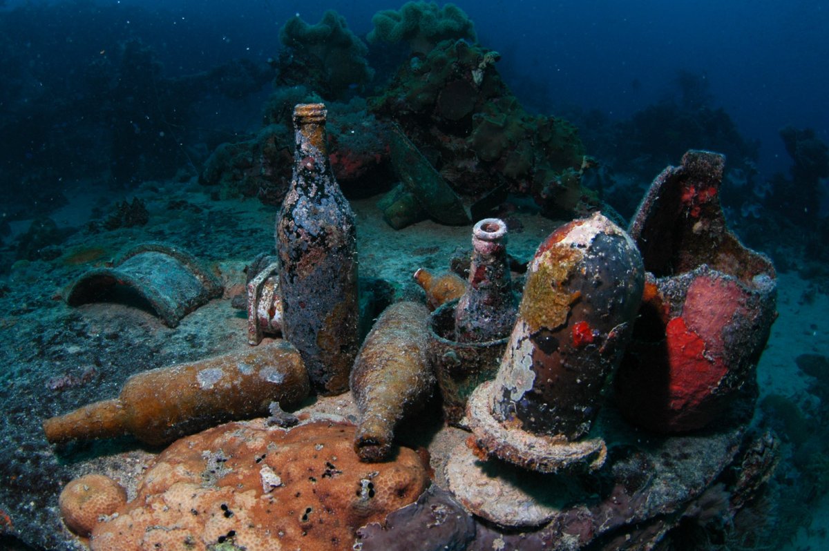 Бутылка на дне моря