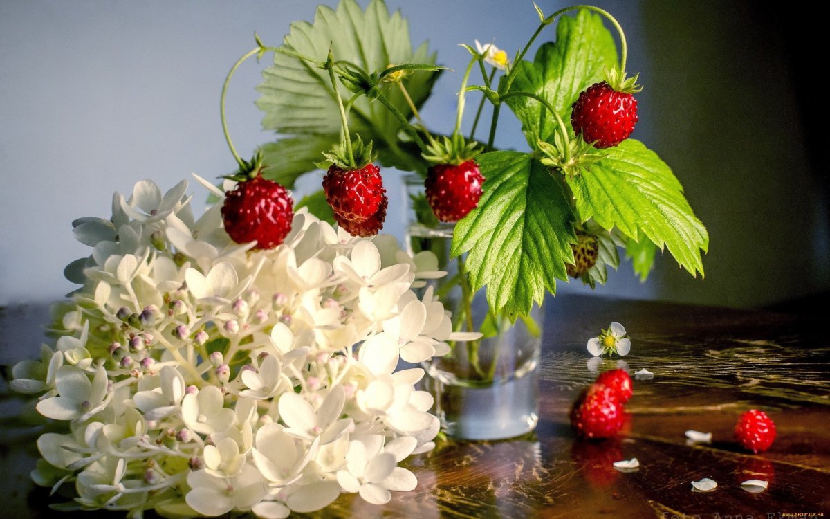 Клубника с цветами