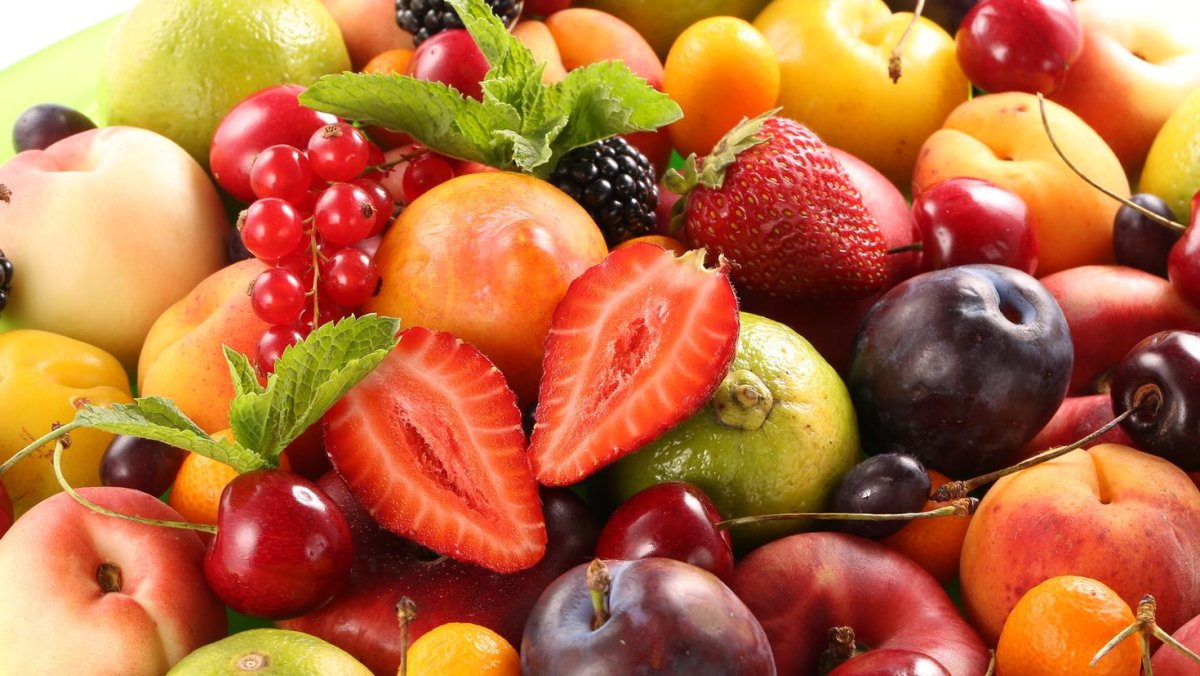 Вкусные фрукты и ягоды